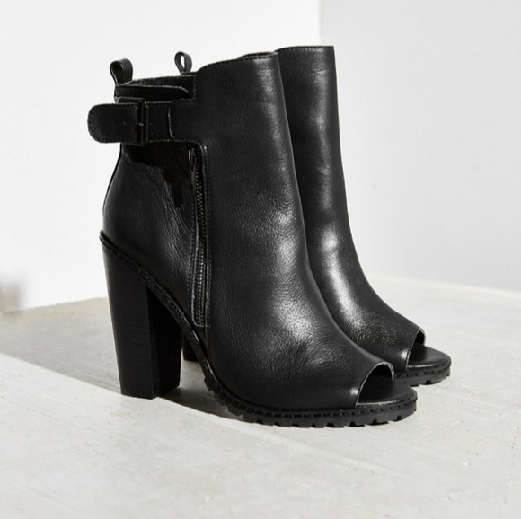 KDB Kelsi Dagger Brooklyn BLACK LAKESIDE OPEN BOOTIES SZ 8 - Picture 1 of 10